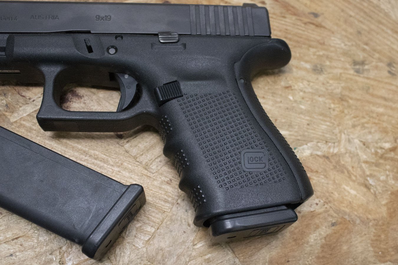 GLOCK 19 Gen4 9mm Police Trade-In Pistols with Night Sights, Two Magazines (Very Good Condition)